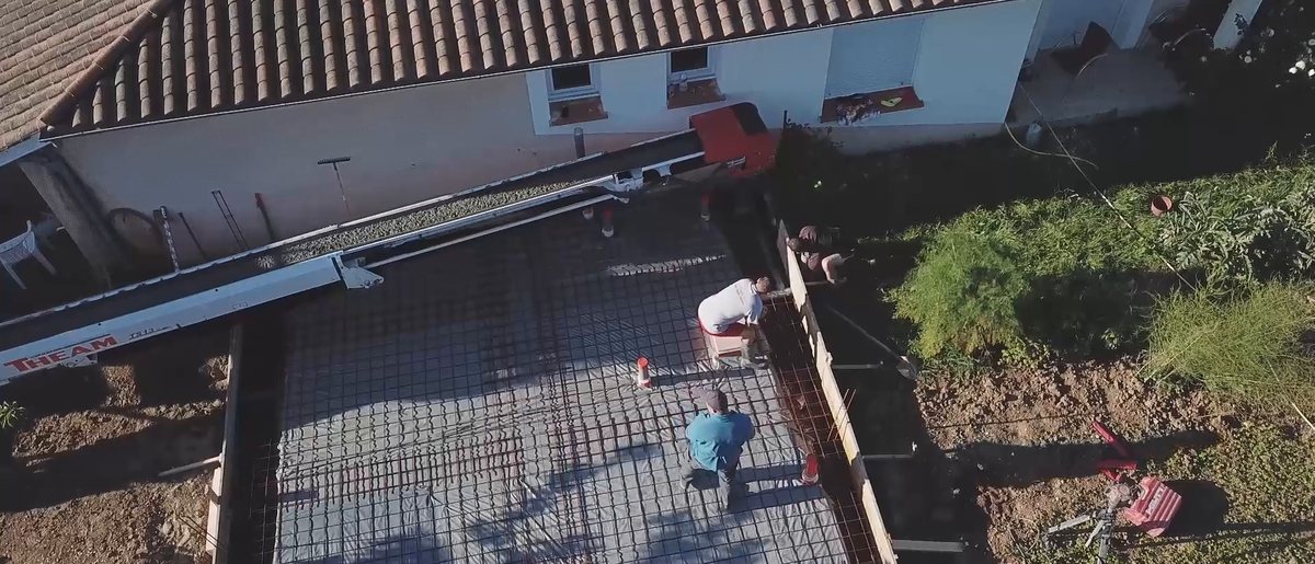 Vue aérienne d'un chantier : dalle et ouvriers
