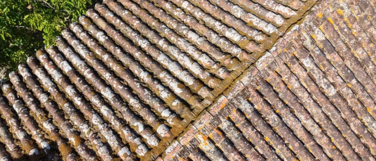 Toiture d'une église en tuiles, vue du ciel