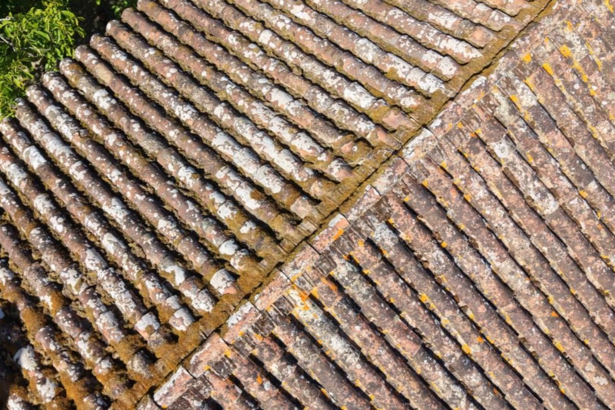 Toiture d'une église inspectée par drone